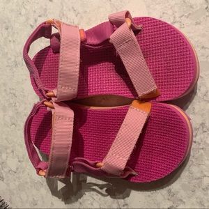Girls Teva sandals pink and orange.